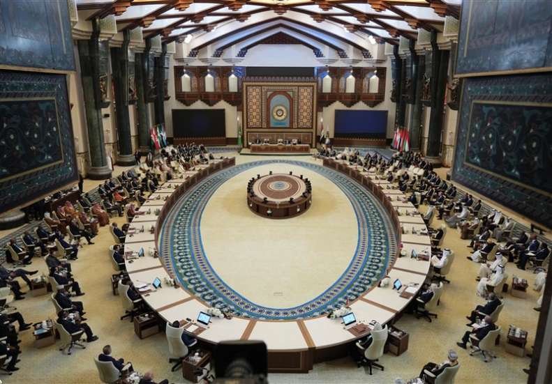 الموقف الأسبوعيّ: الدّورة السّابقة للقمّة العربيّة برئاسة الكيان الخليفيّ اختصرت نهج التّطبيع والاستسلام للعربدة الأمريكيّة- الصّهيونيّة