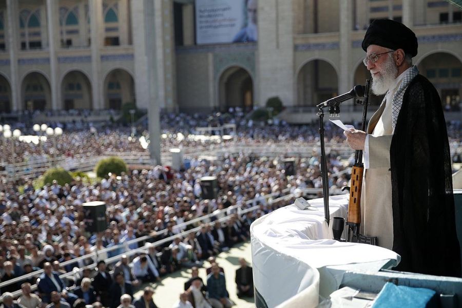 السيّد القائد الخامنئيّ: أيّ تدخّل عسكريّ لأمريكا سيرافقه حتمًا ضربة لا تُعوّض ستُوجّه إليهم