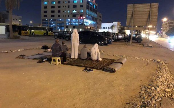 المواطنون يقيمون الصلاة في مسجد «العلويّات» المهدّم