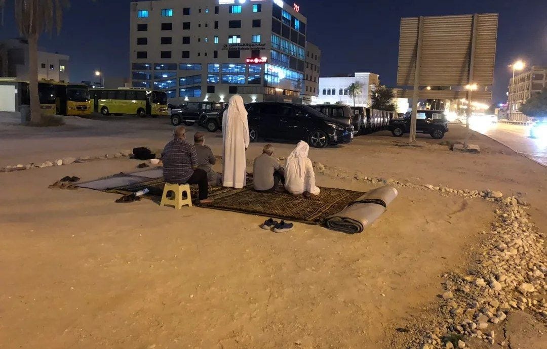 المواطنون يقيمون الصلاة في مسجد «العلويّات» المهدّم