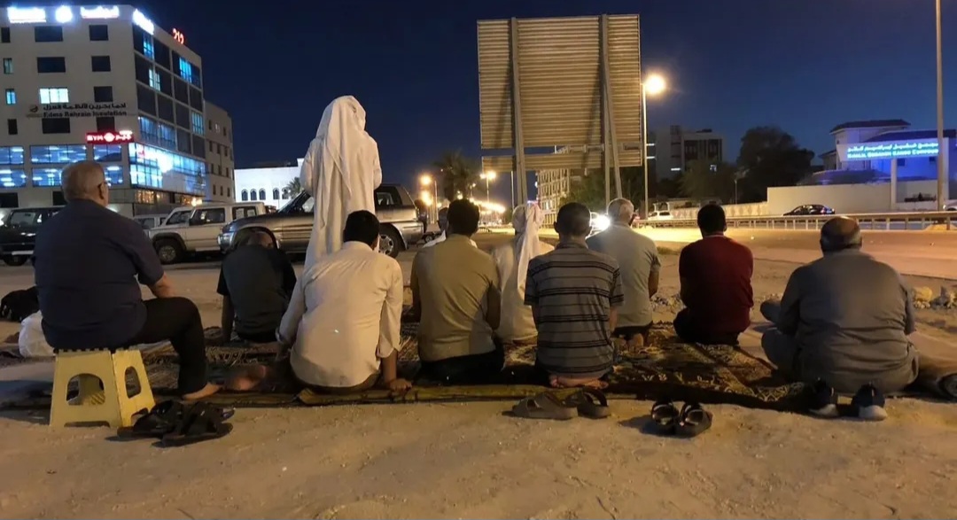 ثورة المحراب تتواصل.. المواطنون يقيمون الصلاة في مسجد «العلويّات» المهدّم
