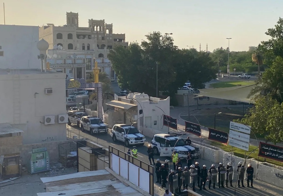 الحريّة الدينيّة في البحرين.. إزالة المظاهر العاشورائيّة بالقوّة واعتداء وحشيّ على الأهالي