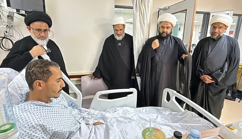 جمع من العلماء في زيارة للمصاب الحسينيّ «حسن العنفوز»