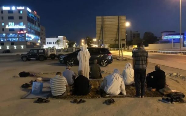 المواطنون يواصلون ثورة المحراب ويقيمون الصلاة في مسجد «العلويّات» المهدّم