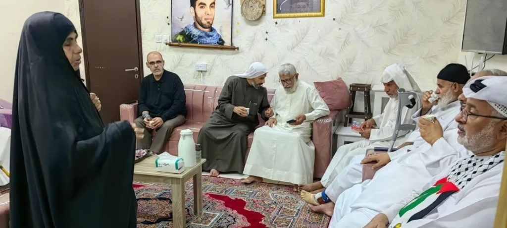 آباء الشهداء وناشطون في زيارة تضامنيّة لوالدة المعتقل «الحاج منير مشيمع»