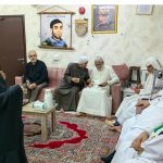 آباء الشهداء وناشطون في زيارة تضامنيّة لوالدة المعتقل «الحاج منير مشيمع»