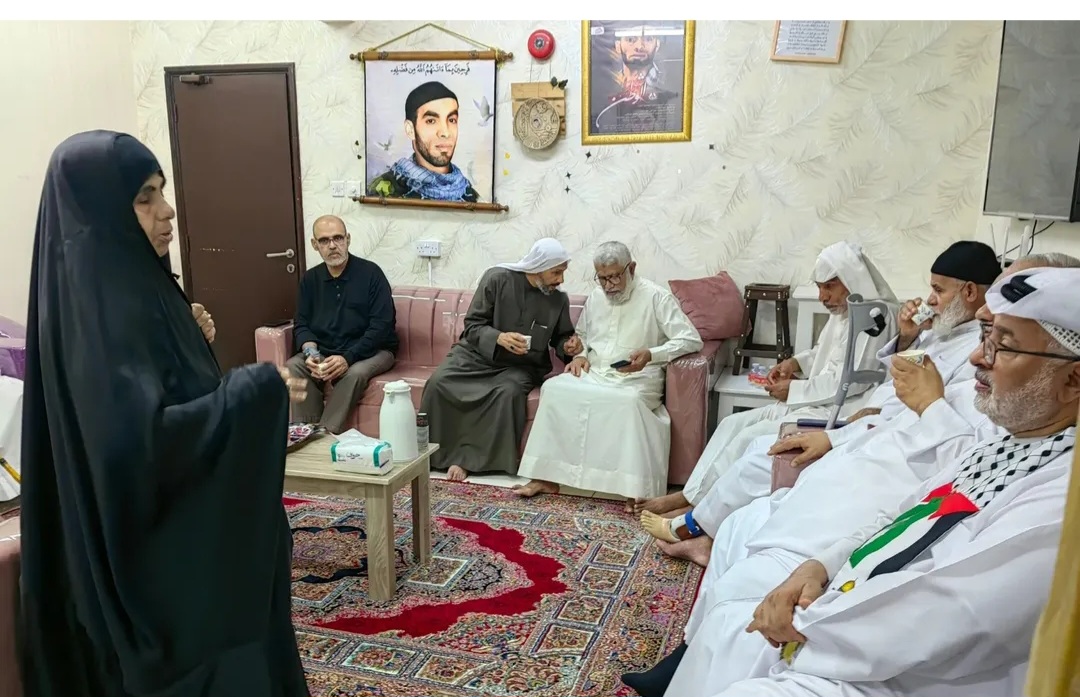 آباء الشهداء وناشطون في زيارة تضامنيّة لوالدة المعتقل «الحاج منير مشيمع»