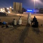 مواطنون يقيمون الصلاة في مسجد «العلويّات» المهدّم