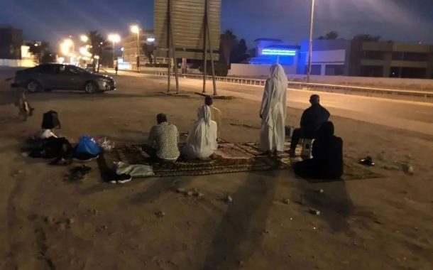 مواطنون يقيمون الصلاة في مسجد «العلويّات» المهدّم