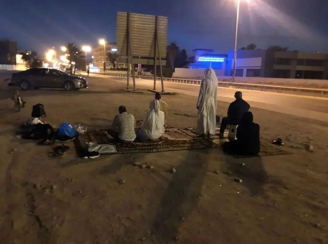 مواطنون يقيمون الصلاة في مسجد «العلويّات» المهدّم