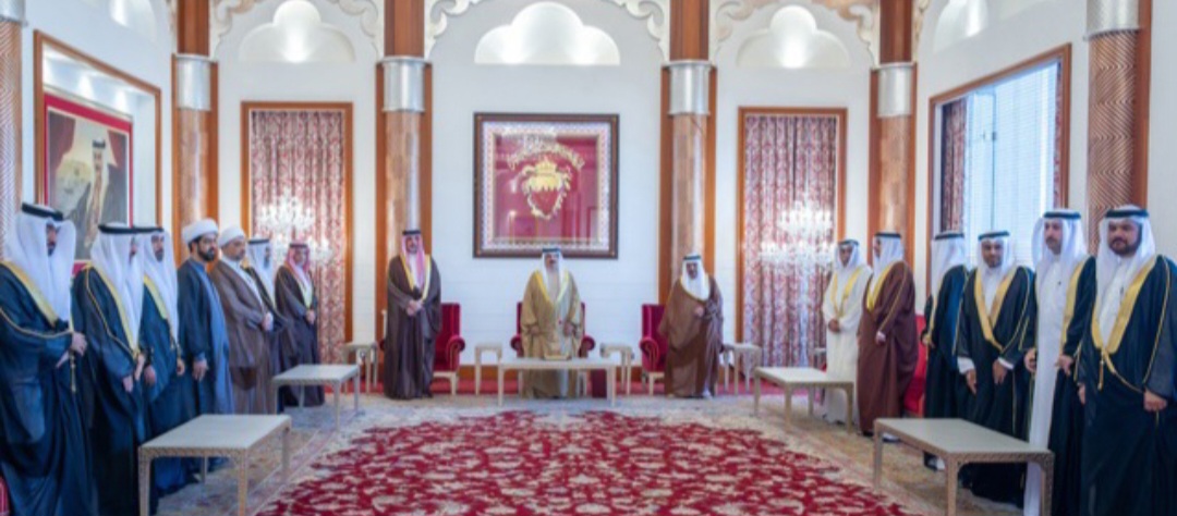 القضاء الخليفيّ يحكم بالمؤبّد على معتقلين سياسيّين.. و«حمد الخليفة» يشيد بإنجازاته
