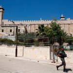 حماس: الاحتلال يواصل مخطّطه لتغيير هويّة المسجد الإبراهيميّ