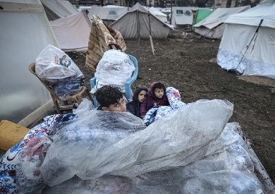 عشائر غزّة تطالب المجتمع الدوليّ بإنقاذ الأهالي النازحين من الغرق بالأمطار الغزيرة