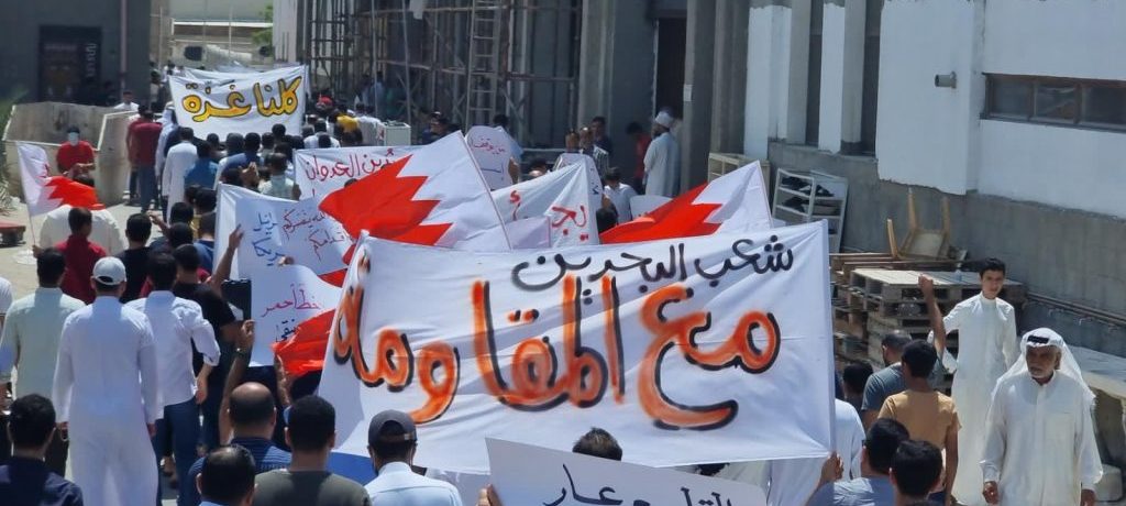 الموقف الأسبوعيّ: آل خليقة ينفذّون مشروع الصّهاينة والأمريكيّين بتجريد شعب البحرين من هويّته وموقفه في دعم المقاومة