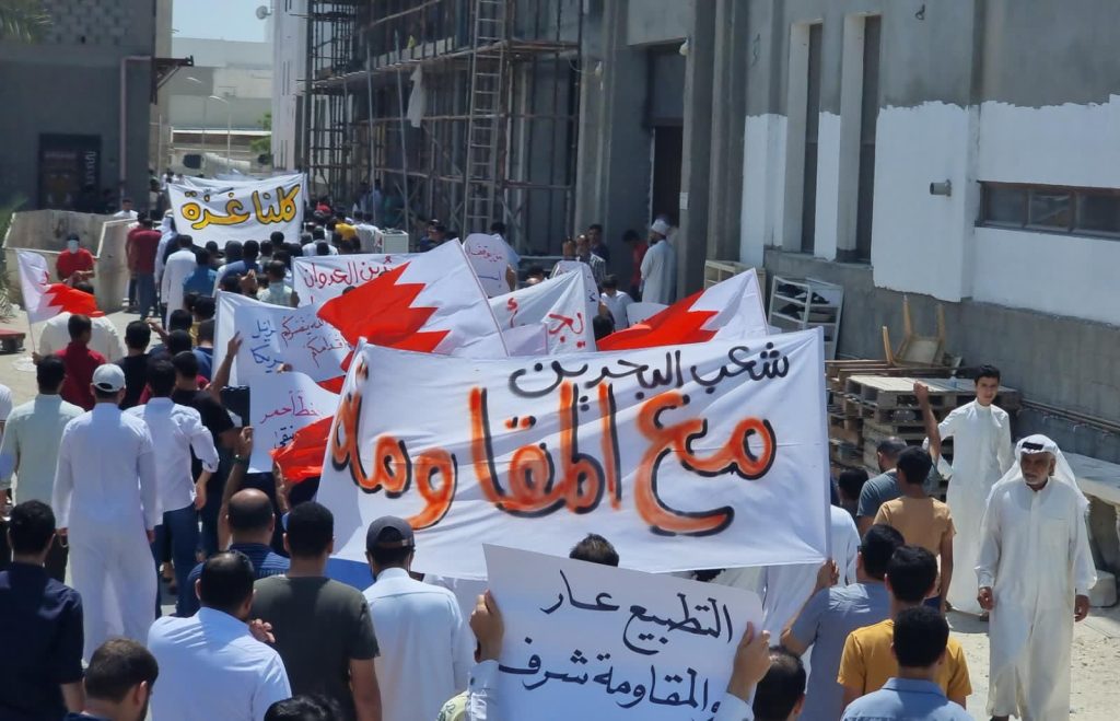 الموقف الأسبوعيّ: آل خليقة ينفذّون مشروع الصّهاينة والأمريكيّين بتجريد شعب البحرين من هويّته وموقفه في دعم المقاومة