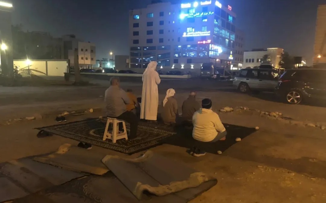 إقامة صلاة العشاءين في مسجد «العلويّات» المهدّم