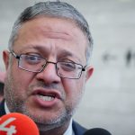 مئات المستوطنون يدنّسون الأقصى بقيادة المتطرّف 