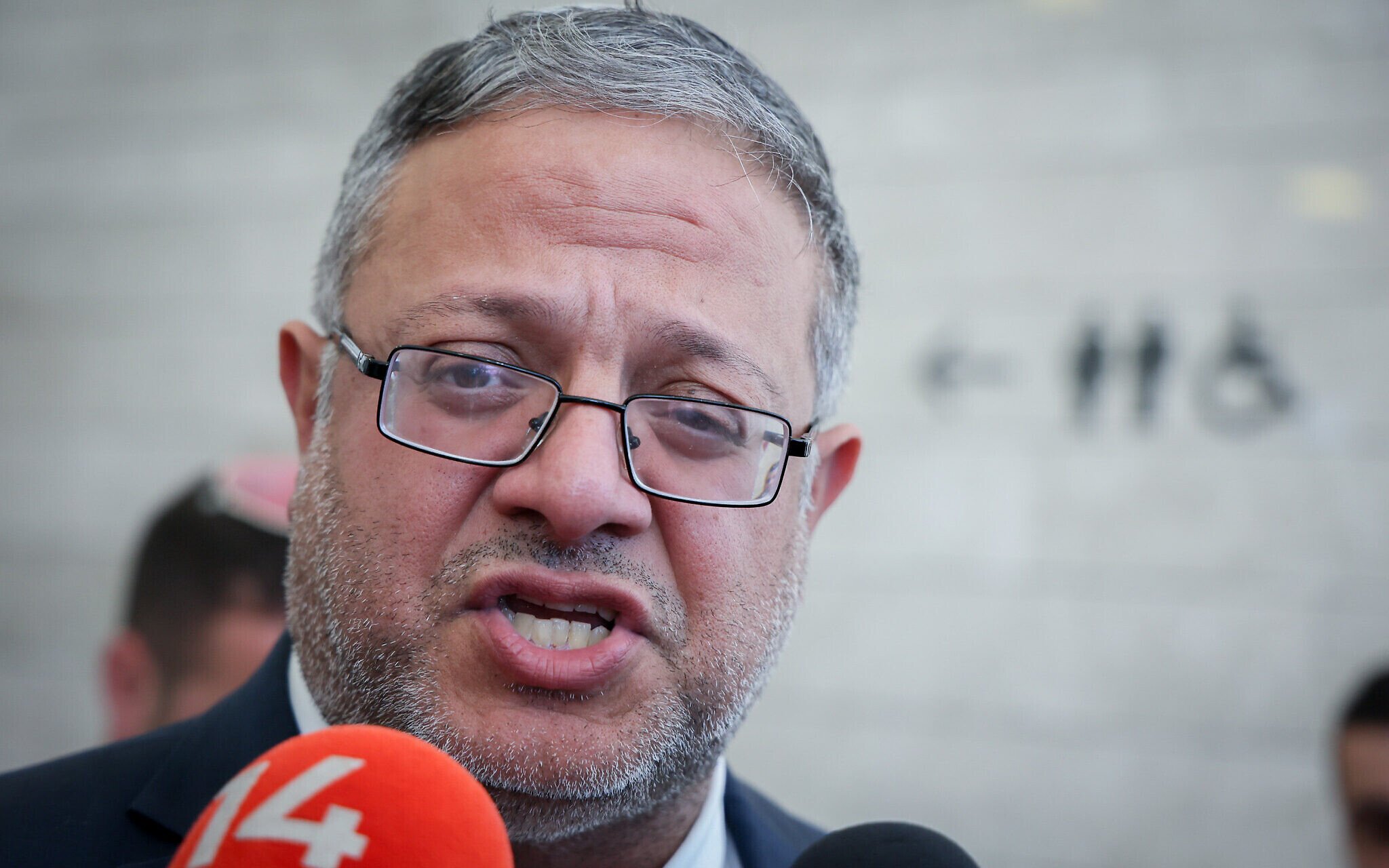 مئات المستوطنون يدنّسون الأقصى بقيادة المتطرّف 