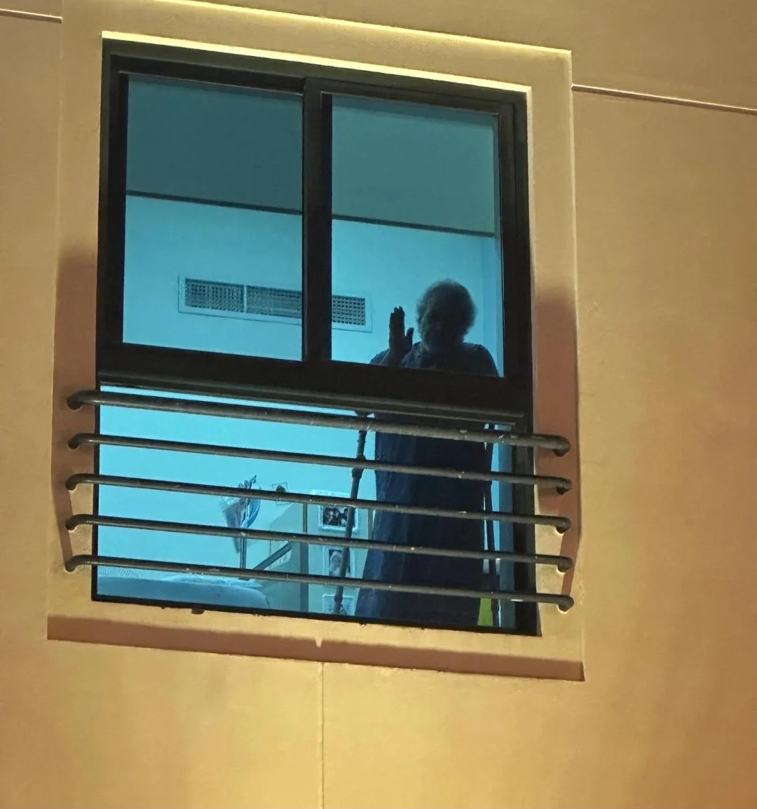 صور حديثة للرمز المعتقل «الدكتور السنكيس» من عزله الانفرادي