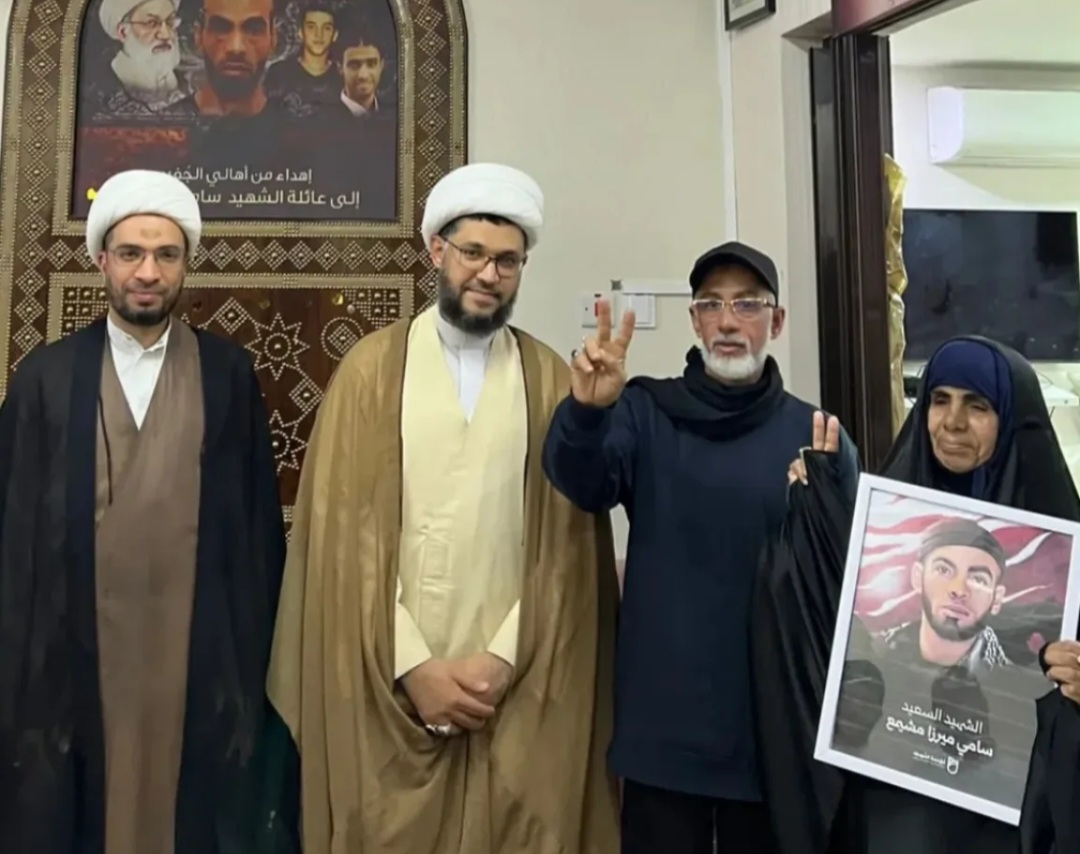 جمع من العلماء في زيارة تضامنيّة لأسرة الشهيد «سامي مشيمع» 