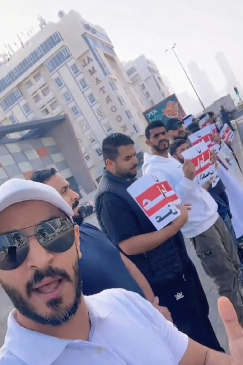 عدد من العاطلين عن العمل يواصلون اعتصاماتهم للمطالبة بحقّهم في الوظائف