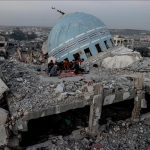 غزة تصلّي بين الركام .. تحوّل المساجد المدمَّرة إلى خيام للعبادة في غزّة