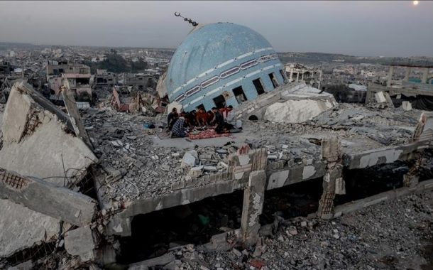 غزة تصلّي بين الركام .. تحوّل المساجد المدمَّرة إلى خيام للعبادة في غزّة