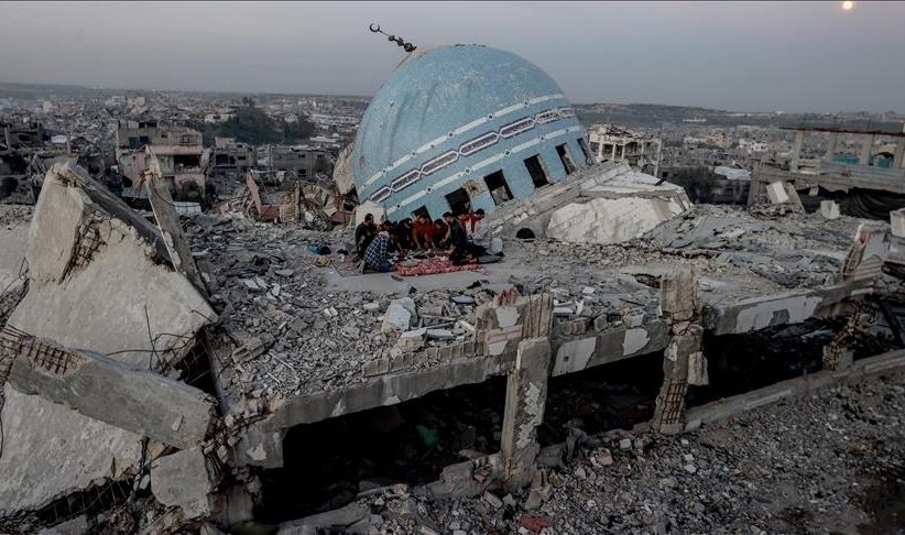 غزة تصلّي بين الركام .. تحوّل المساجد المدمَّرة إلى خيام للعبادة في غزّة