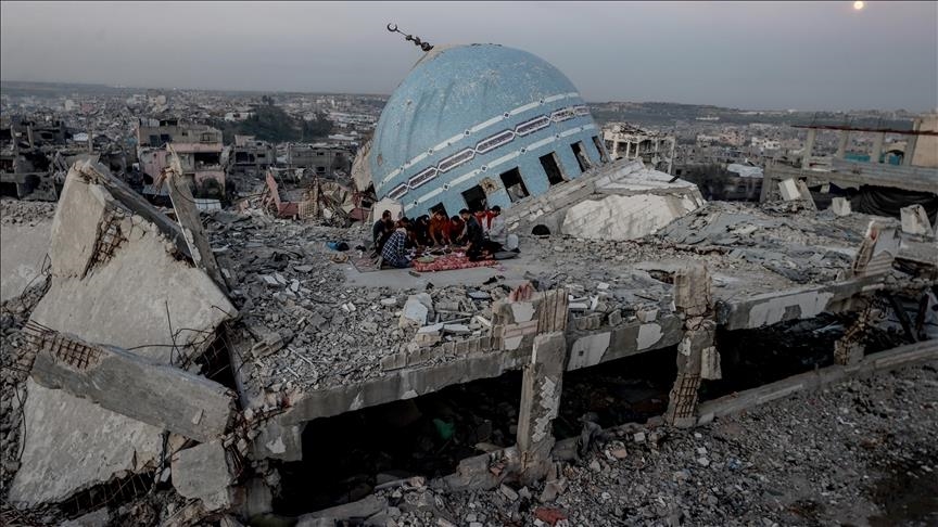 غزة تصلّي بين الركام .. تحوّل المساجد المدمَّرة إلى خيام للعبادة في غزّة