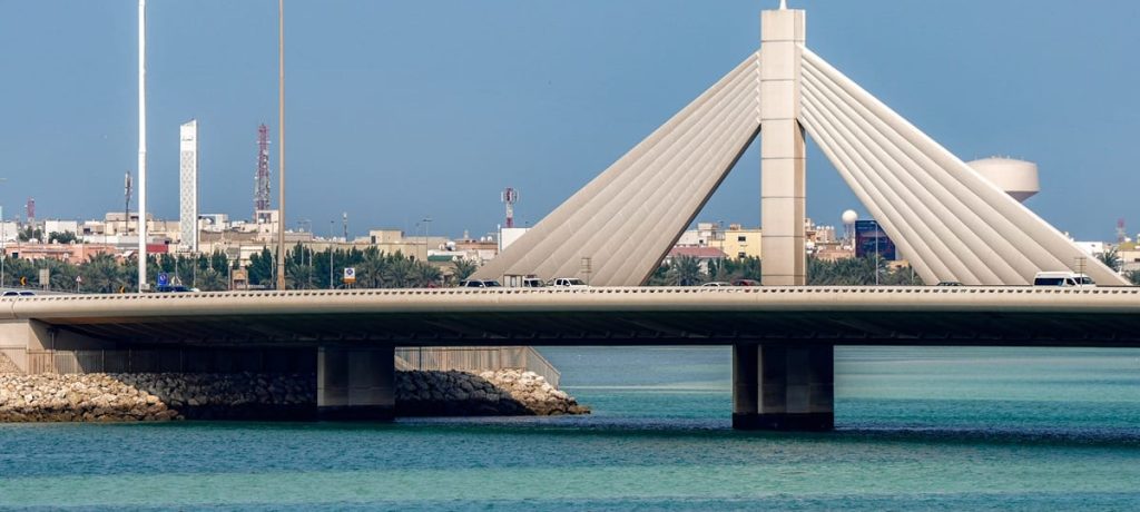 تقرير: مواطنون أبرياء يدفعون ثمن «عجز» النظام الخليفيّ أمام الضربات الإيرانيّة