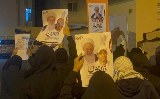 شعب البحرين يرفع صور قادة المحور ويدوس صور قادة محور الشرّ