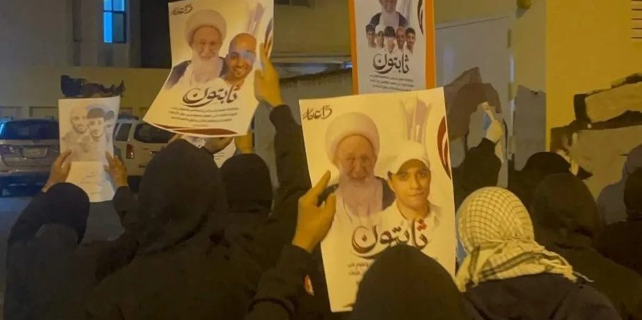 شعب البحرين يرفع صور قادة المحور ويدوس صور قادة محور الشرّ