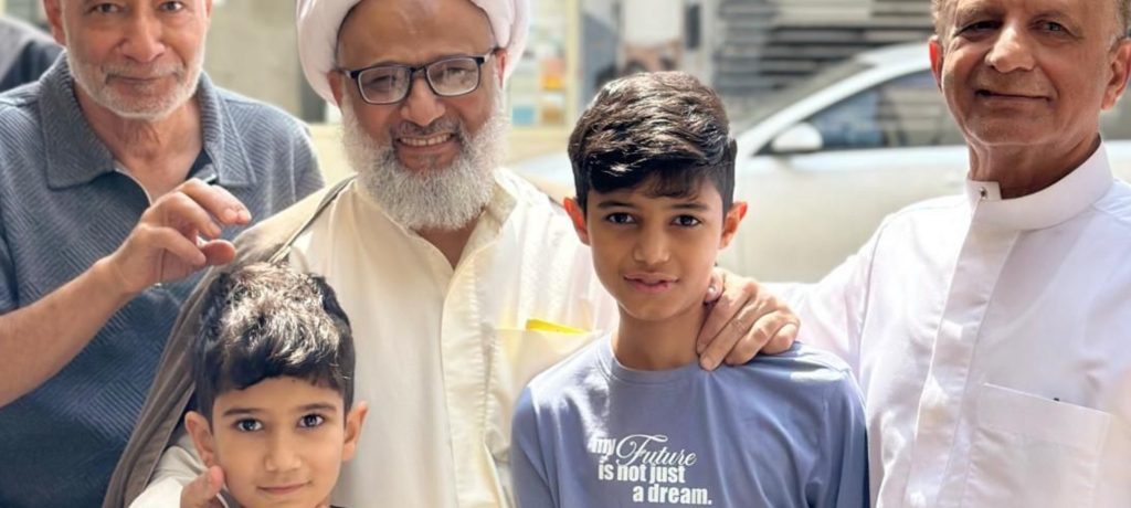 رغم إغلاق مأتم السنابس.. الجماهير الشعبيّة تتوافد لتهنئة الرمز «المخوضر» بحريّته