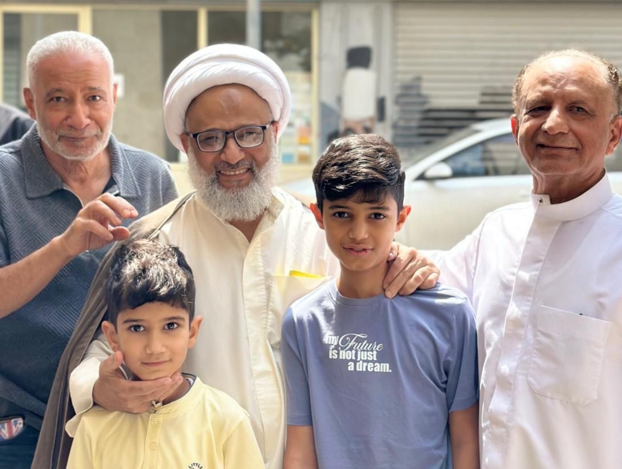 رغم إغلاق مأتم السنابس.. الجماهير الشعبيّة تتوافد لتهنئة الرمز «المخوضر» بحريّته