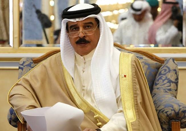 الموقف الأسبوعيّ: مسرحيّات الطاغية حمد وترهيبه الشعب لن تُخفي خيانته العظمى واستحقاقه عقوبة العمالة للمعتدين الفاسدين