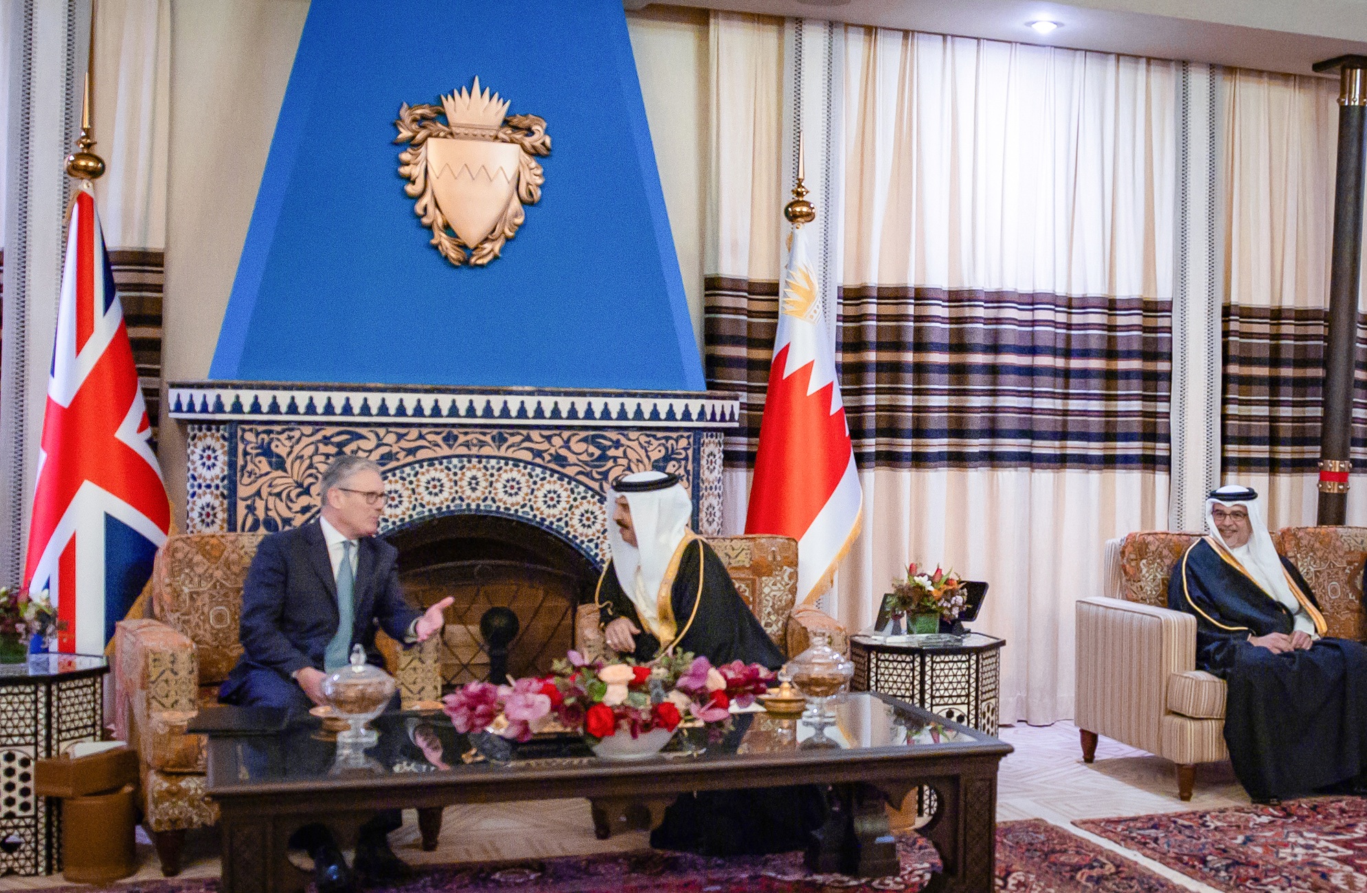 مقال: هل تسحب أمريكا البساط من تحت قدمي النظام الخليفيّ؟