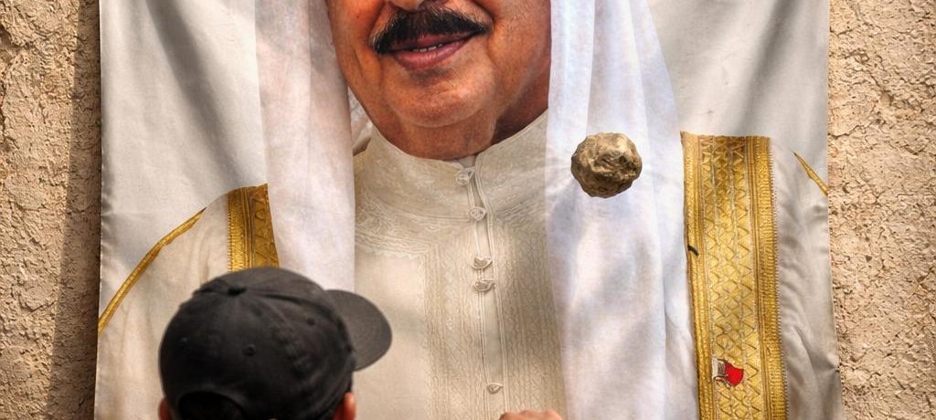 حجارة الغضب ترد على تهديدات حاكم البحرين..وصورة (حمد) تُرمى في الشوارع 