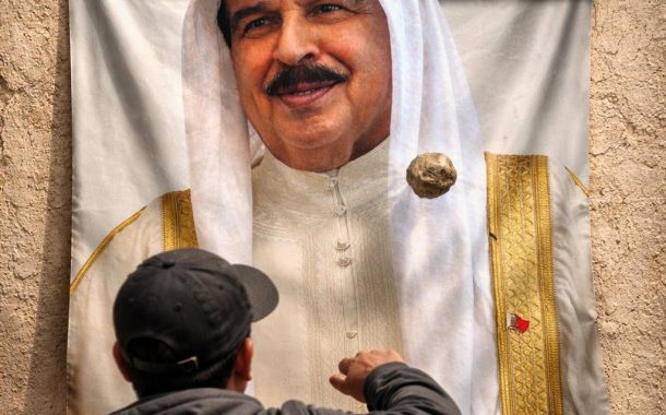 حجارة الغضب ترد على تهديدات حاكم البحرين..وصورة (حمد) تُرمى في الشوارع 