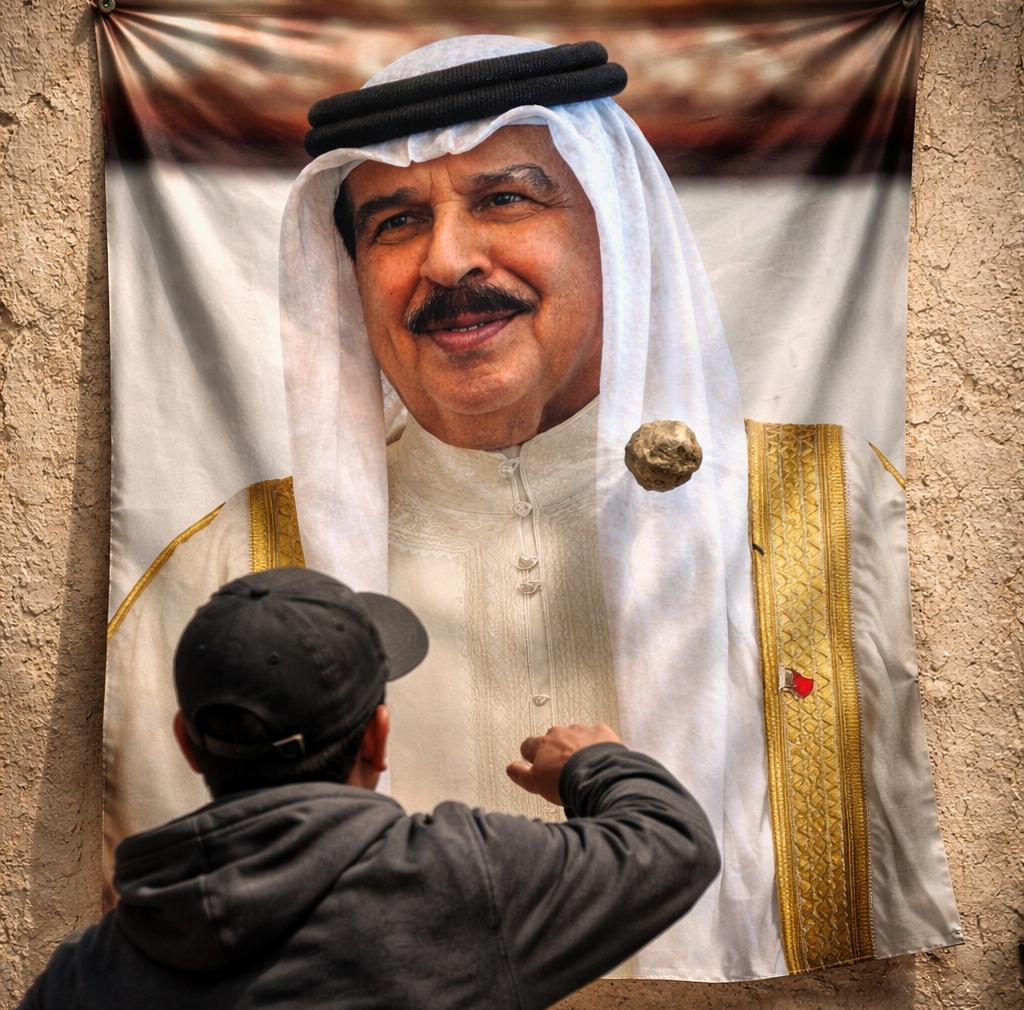 حجارة الغضب ترد على تهديدات حاكم البحرين..وصورة (حمد) تُرمى في الشوارع 