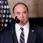 القيادات العسكرية الأمريكية تتساقط كأوراق الخريف.. استقالة وزير البحرية بعد 