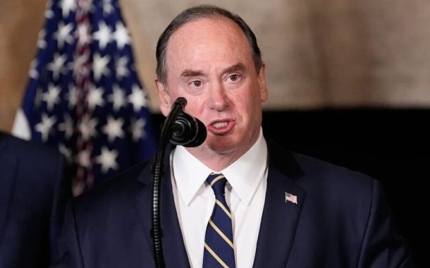 القيادات العسكرية الأمريكية تتساقط كأوراق الخريف.. استقالة وزير البحرية بعد 