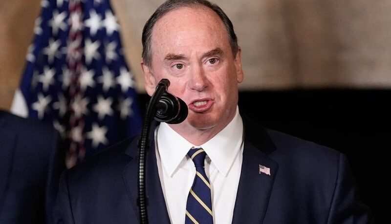 القيادات العسكرية الأمريكية تتساقط كأوراق الخريف.. استقالة وزير البحرية بعد 