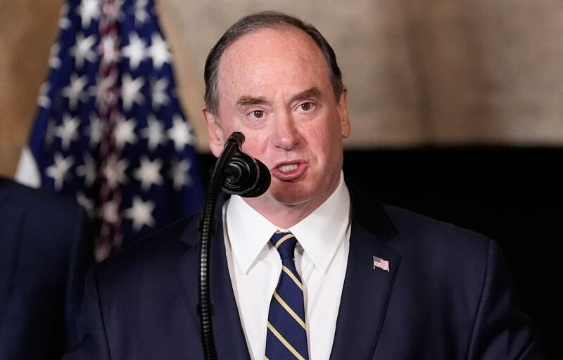 القيادات العسكرية الأمريكية تتساقط كأوراق الخريف.. استقالة وزير البحرية بعد 