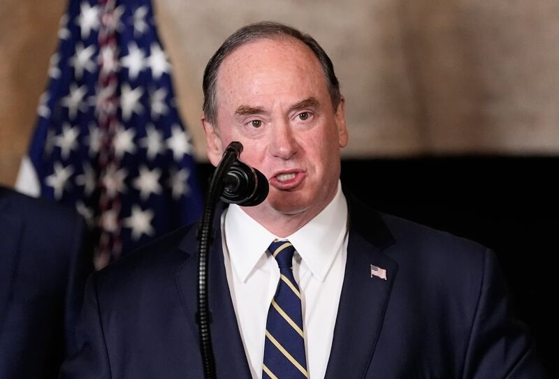 القيادات العسكرية الأمريكية تتساقط كأوراق الخريف.. استقالة وزير البحرية بعد 