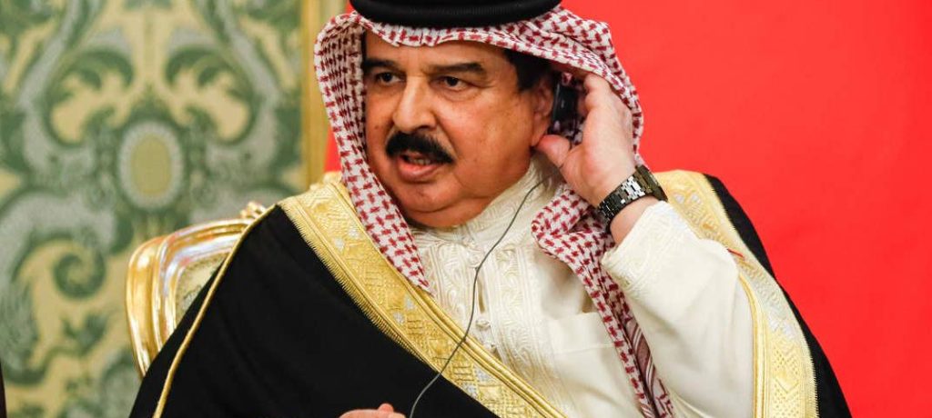 حاكم البحرين يشن حملة تحريض ويتهم مكونًا وطنيًا بـ