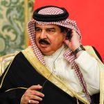 حاكم البحرين يشن حملة تحريض ويتهم مكونًا وطنيًا بـ