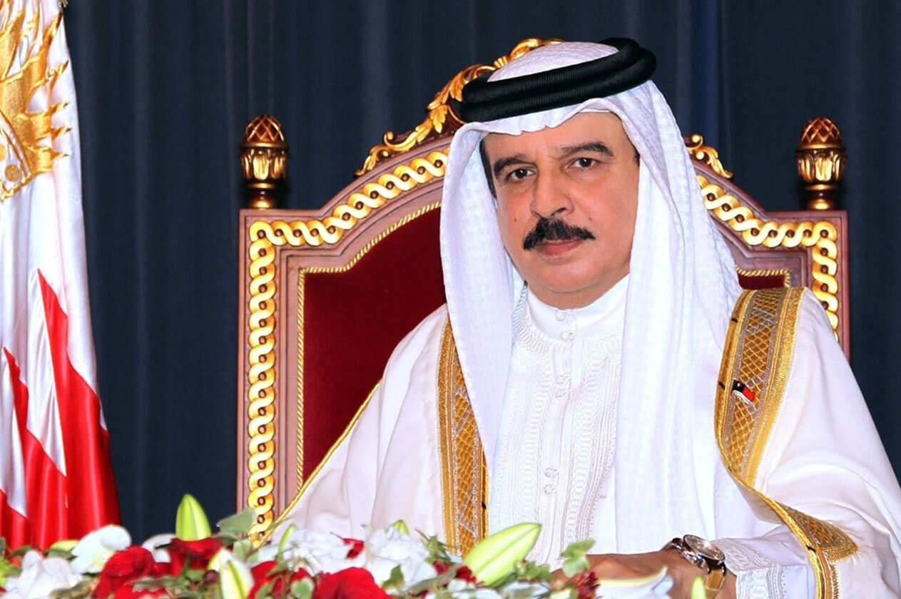 حاكم البحرين يجبر نوابًا ومؤسسات وعوائل على إصدار بيانات مؤيدة لإسقاط الجنسية والتهجير القسري