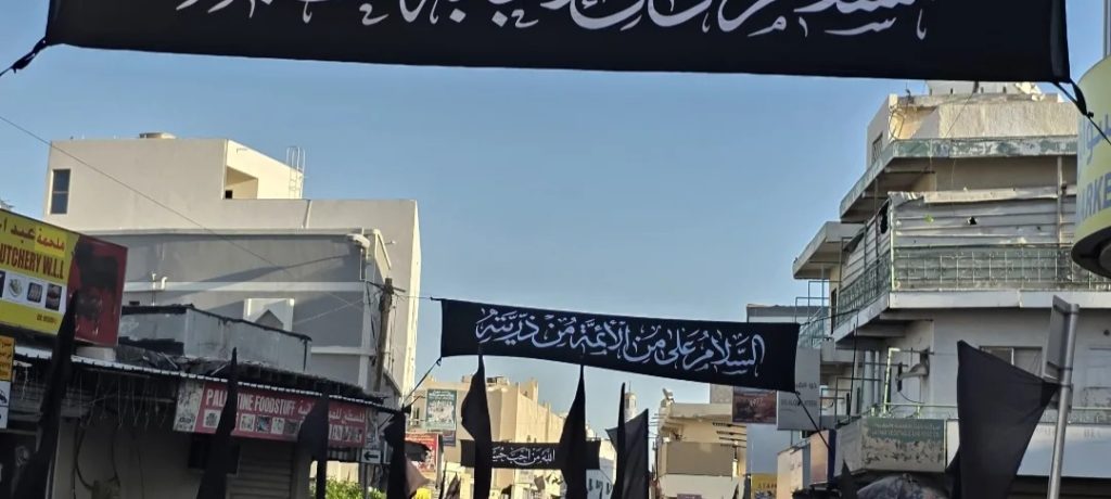 الأهالي يرفعون راية الإمام الحسين «ع» إيذانًا ببدء شعائر عاشوراء