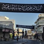 الأهالي يرفعون راية الإمام الحسين «ع» إيذانًا ببدء شعائر عاشوراء