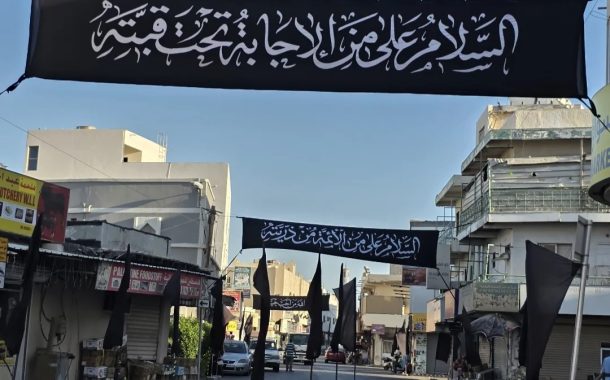 الأهالي يرفعون راية الإمام الحسين «ع» إيذانًا ببدء شعائر عاشوراء